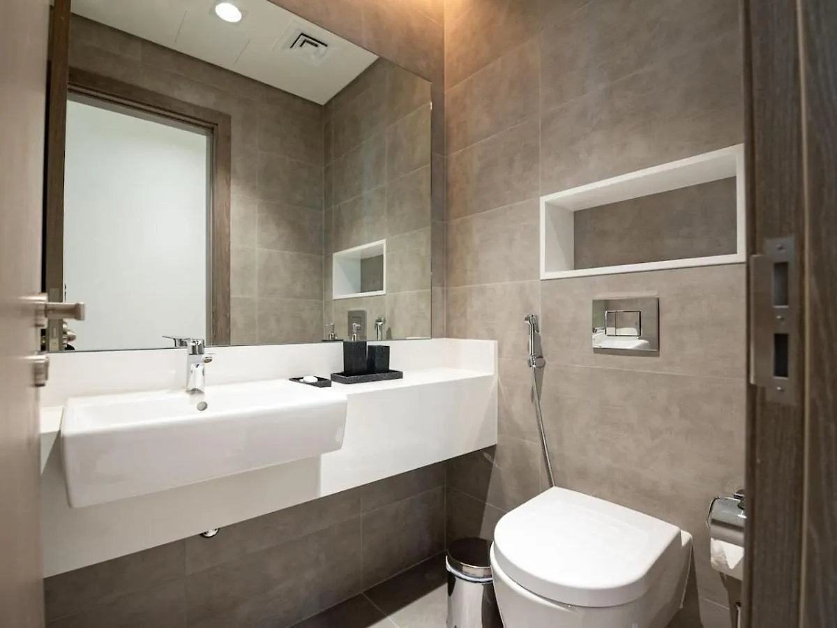 Elegant 2 Bed Plus Maids In Dt1 With Rooftop Pool Dubai Apartment