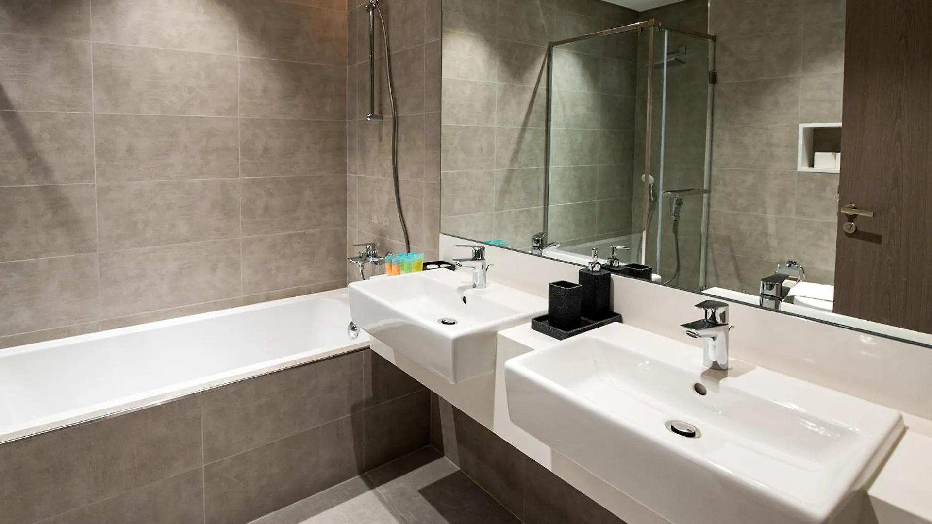 Elegant 2 Bed Plus Maids In Dt1 With Rooftop Pool Dubai United Arab Emirates