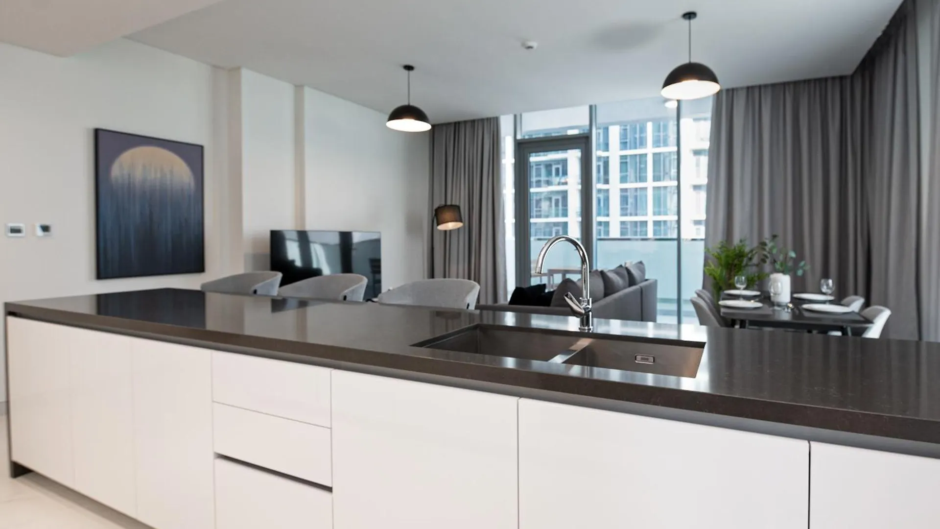 Elegant 2 Bed Plus Maids In Dt1 With Rooftop Pool Dubai 0*,