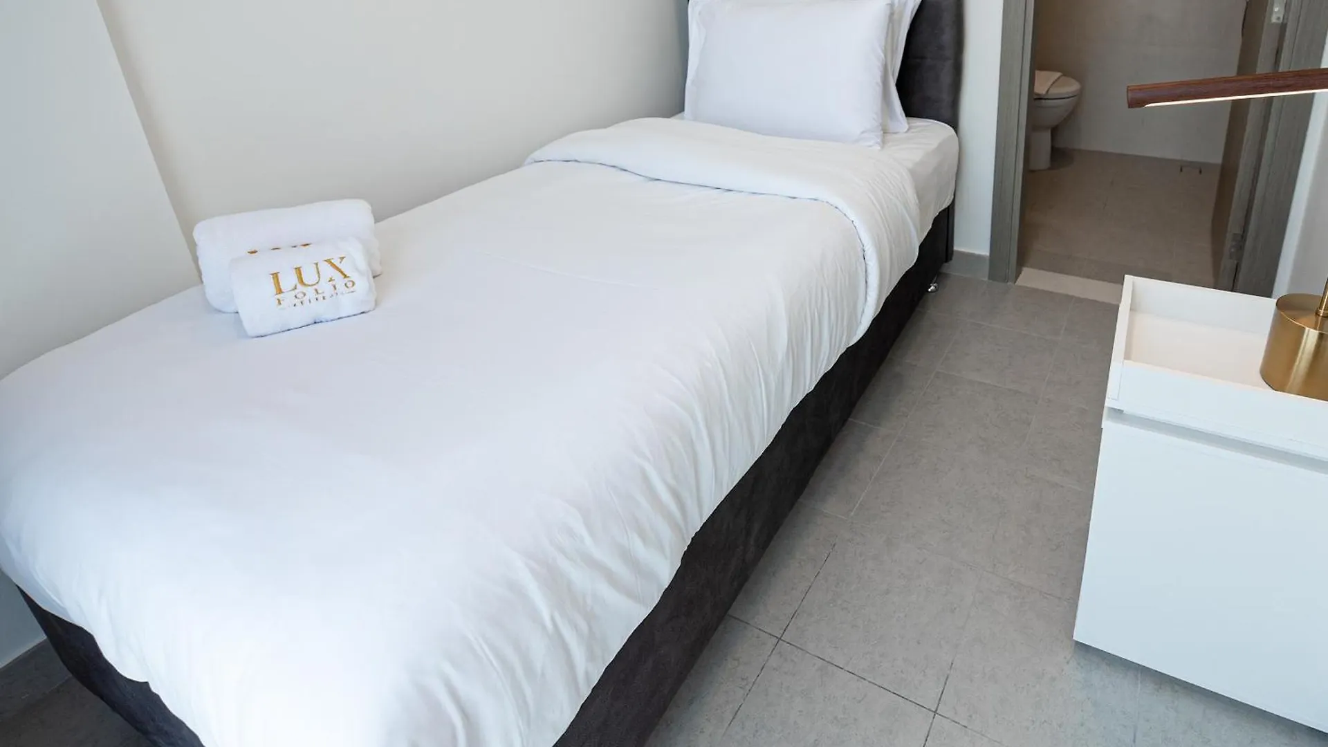 Apartment Elegant 2 Bed Plus Maids In Dt1 With Rooftop Pool Dubai