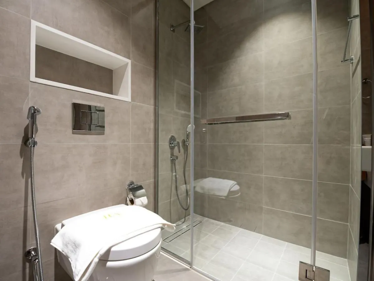 Elegant 2 Bed Plus Maids In Dt1 With Rooftop Pool Dubai