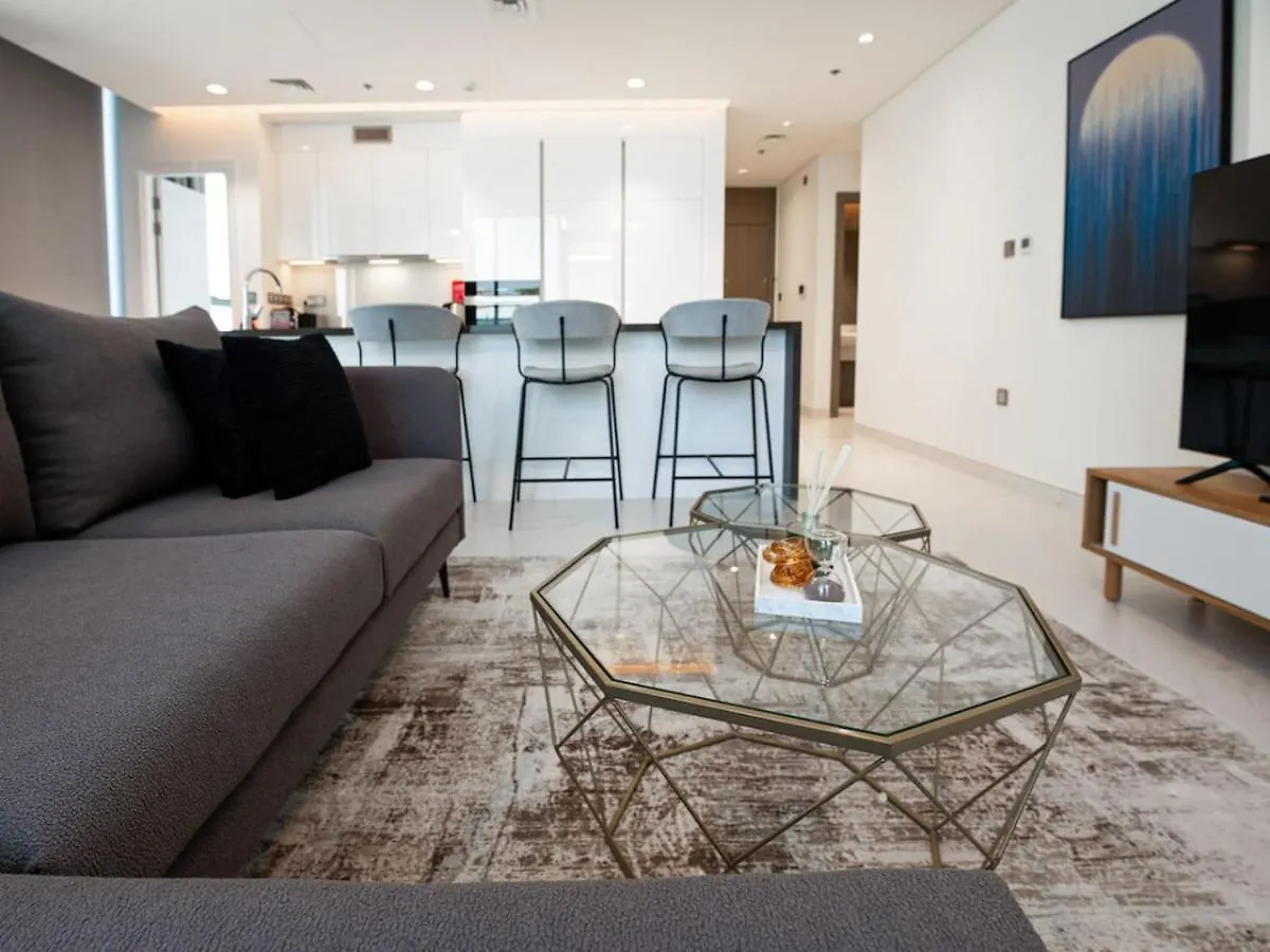Elegant 2 Bed Plus Maids In Dt1 With Rooftop Pool Dubai Apartment