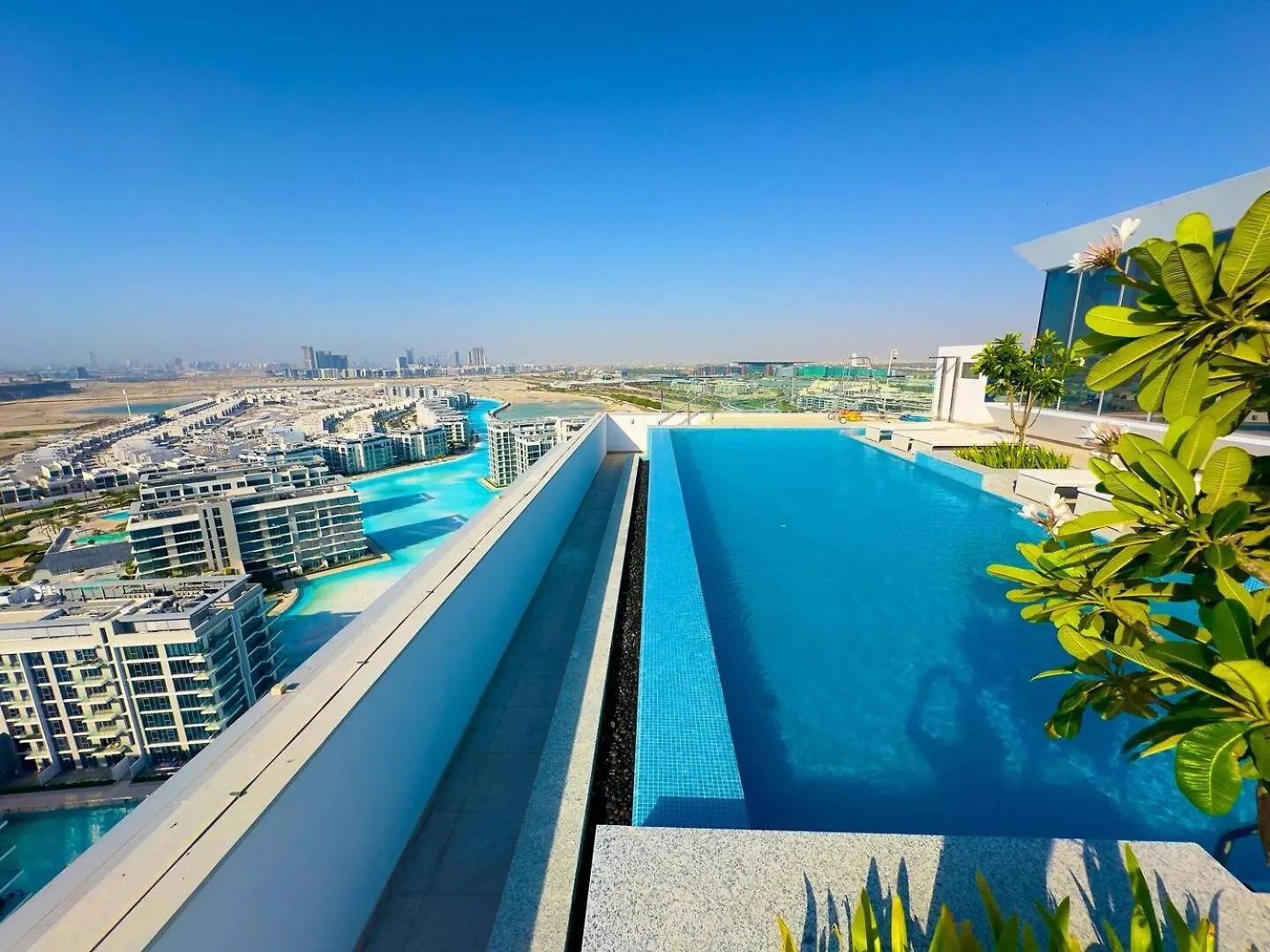Elegant 2 Bed Plus Maids In Dt1 With Rooftop Pool Dubai Apartment