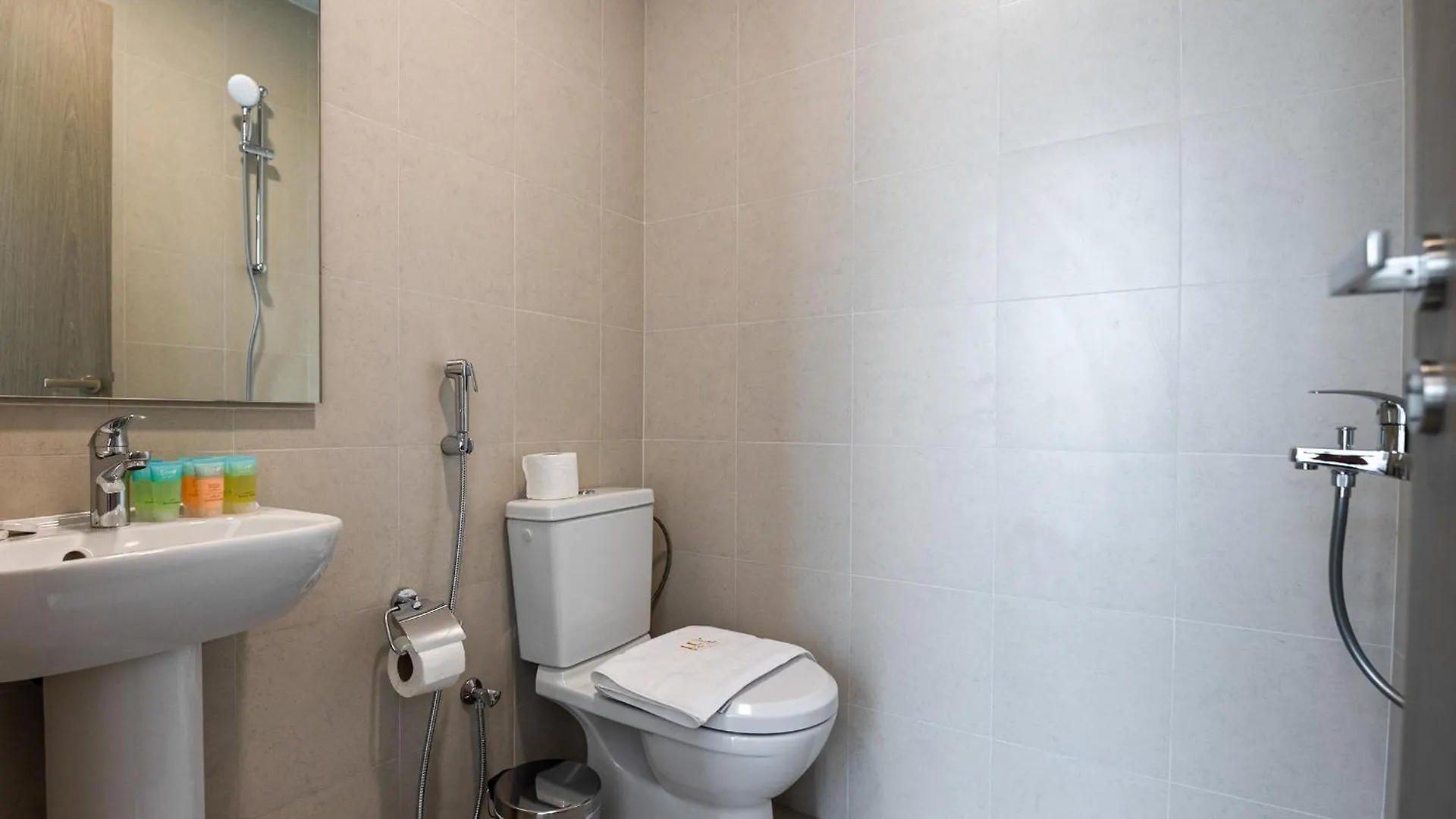 Elegant 2 Bed Plus Maids In Dt1 With Rooftop Pool Dubai 0*,  United Arab Emirates