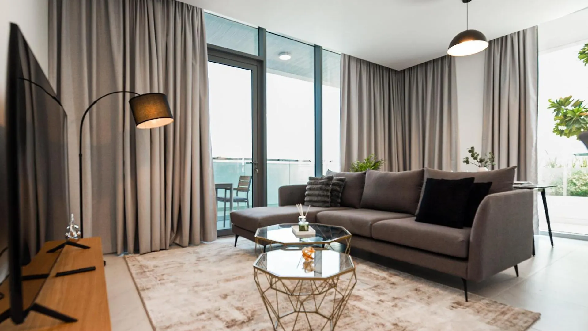 Elegant 2 Bed Plus Maids In Dt1 With Rooftop Pool Dubai Apartment